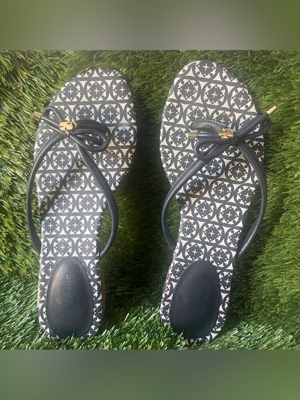 kate spade Black and White Patterned Bow Thong Sandals size 8